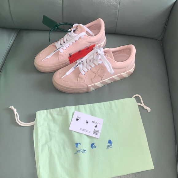 Off-White Shoes - Off-White
Low Vulcanized Canvas Low-Top Sneakers